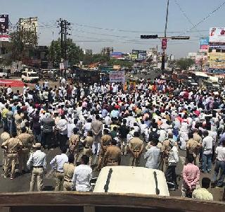 Stop the path to the Anti-Garbage Dispute Committee | कचरा डेपो विरोधी संघर्ष समितीचा रास्ता रोको