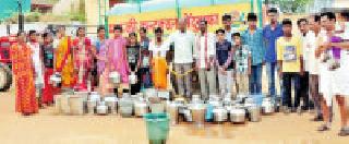 'He' walks around for distribution of water | ‘तो’ पाणी वितरणासाठी फिरतो वणवण 'He' walks around for distribution of water | ‘तो’ पाणी वितरणासाठी फिरतो वणवण