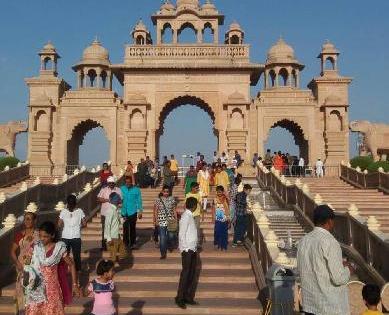 Tourist places | संतनगरीत सुट्यांमुळे पर्यटकांची मांदियाळी Tourist places | संतनगरीत सुट्यांमुळे पर्यटकांची मांदियाळी
