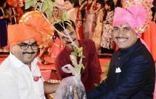 Sapling distributed by the sapling during the wedding ceremony | लग्नसमारंभात रोपटे वाटप करून दिला ‘पर्यावरण बचाव’चा संदेश