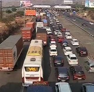 The Mumbai-Pune expressway jam, due to the oil spill, the speed of the trains collapsed | मुंबई- पुणे एक्स्प्रेस वे जाम, ऑईल सांडल्याने गाड्यांचा वेग मंदावला