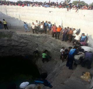 In the well, the maternal uncle struggled and his father lost | विहिरीत मामाशी टक्कर होऊन भाचा बुडाला