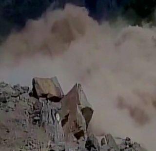 The residents of the town of Badrinath were stuck in the landslide | बद्रिनाथ येथे भूस्खलनात नगरचे भाविक अडकले