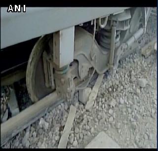 The Lokmanya Tilak Express slipped down the track and a big accident was avoided | लोकमान्य टिळक एक्स्प्रेस रुळावरून घसरली, मोठी दुर्घटना टळली