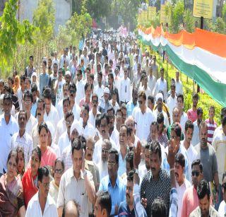 Silent rally to protest terrorism in Jalgaon | जळगावात दहशतवादाच्या निषेधार्थ मूक रॅली