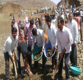 Start of construction of dam dam by people's participation | लोकसहभागातून घटबारी धरण बांधण्यास प्रारंभ