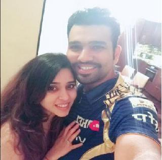 After winning, Rohit decided to give his wife Rituika "Lucky Chem" | विजयानंतर रोहितने पत्नी रितिकाला ठरवले "लकीचार्म"