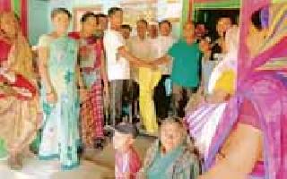 Lastly, the hungry villagers got grains | अखेर उपाशी गावकऱ्यांना मिळाले धान्य Lastly, the hungry villagers got grains | अखेर उपाशी गावकऱ्यांना मिळाले धान्य