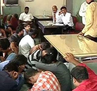 A case will be filed in the corporator's home, another 25 students will be arrested | नगरसेवकाच्या घरात पेपर सोडविण्याचे प्रकरण, आणखी २५ विद्यार्थ्यांना होणार अटक A case will be filed in the corporator's home, another 25 students will be arrested | नगरसेवकाच्या घरात पेपर सोडविण्याचे प्रकरण, आणखी २५ विद्यार्थ्यांना होणार अटक