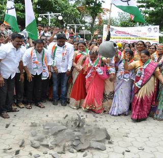 Water poured into NCP for drinking water | पाण्यासाठी राष्ट्रवादीने महापालिकेत फोडले माठ