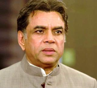 Arundhati Royale jeeps instead of stone makers - Paresh Rawal | दगडफेक करणा-यांऐवजी अरुंधती रॉयला जीपला बांधा - परेश रावल