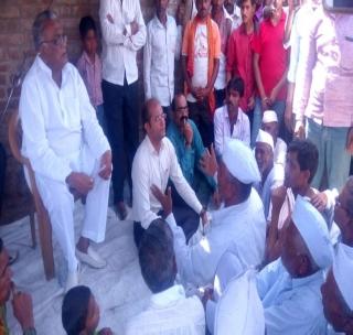 Circumstances of SDOs, BDs and villagers | एसडीओ, बीडीओंना गावक-यांचा घेराव Circumstances of SDOs, BDs and villagers | एसडीओ, बीडीओंना गावक-यांचा घेराव