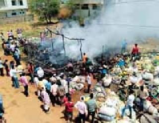 Fire lorry shops in lakhs | लाखांदुरात भंगार दुकानाला आग Fire lorry shops in lakhs | लाखांदुरात भंगार दुकानाला आग