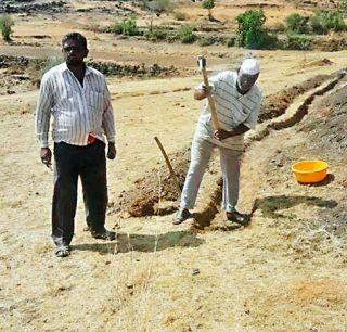 Solitary confrontation for one and a half months to clean the village | गाव पाणीदार करण्यासाठी दीड महिन्यापासून एकाकी झुंज