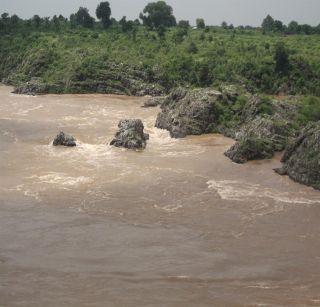 Waiting for the fall of the fall of water for pre-monsoon cultivation | मान्सूनपूर्व कपाशी लागवडीसाठी गिरणेच्या पाण्याच्या आवर्तनाची प्रतीक्षा