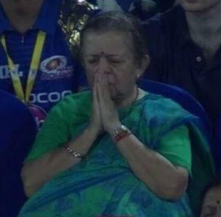 Who are the "those" grandparents who win Mumbai Indians? | मुंबई इंडियन्सला जिंकवणा-या "त्या" आजीबाई आहेत तरी कोण ?