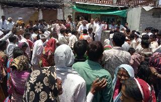 SDO, BDO encircles villages for three hours! | एसडीओ, बीडीओंना गावकऱ्यांचा तीन तास घेराव! SDO, BDO encircles villages for three hours! | एसडीओ, बीडीओंना गावकऱ्यांचा तीन तास घेराव!