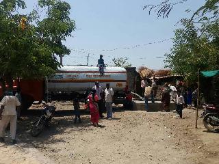 Water supply by water tanker at Rajura | राजूरा येथे टँकरने पाणीपुरवठा !