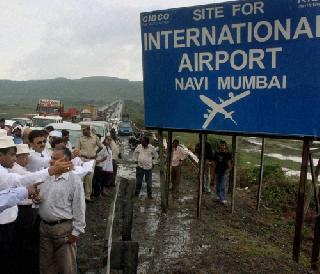 Leaders leave Maharashtra's residence for Karnataka! | महाराष्ट्राचे नेते उड्डाणासाठी कर्नाटकच्या आश्रयाला !