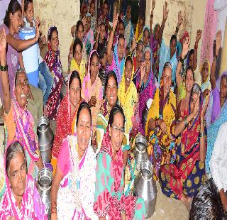 Studded for water; Empty hunds set before the Tahsildar women | पाथर्डीत पाण्यासाठी ठिय्या; महिलांनी तहसीलदारांसमोर मांडले रिकामे हंडे