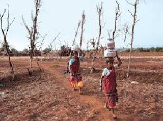 Heavy water shortage at Sukhli | सुकळी येथे भीषण पाणीटंचाई Heavy water shortage at Sukhli | सुकळी येथे भीषण पाणीटंचाई