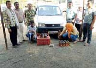 Three lakhs of liquor was seized with the vehicle | वाहनासह तीन लाखांचा दारूसाठा जप्त