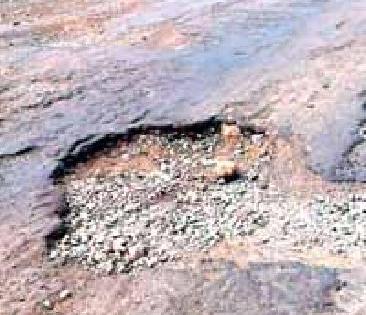 In the face of monsoon, still the road pavement remains | पावसाळा तोंडावर, तरीही रस्त्यांवरील खड्डे कायम