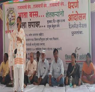 Farmers' Movement Movement at Punatamba for debt waiver | कर्जमाफीसाठी पुणतांबा येथे शेतकऱ्यांचे धरणे आंदोलन