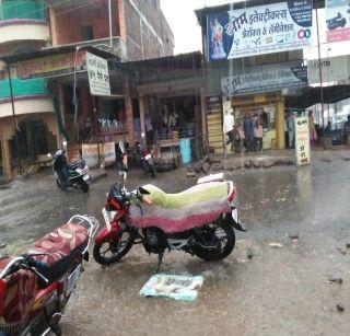 Rainfall with storm in Jalgaon district | जळगाव जिल्ह्यात वादळासह पावसाची हजेरी