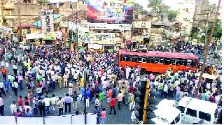 STs strike to 14 vehicles | एस.टी.ची १४ वाहनांना धडक