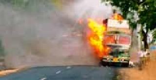 The truck ran over the fire | वायगावनजीक धावता ट्रक पेटला