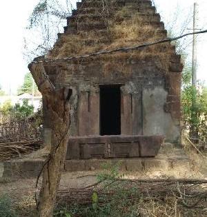 The last part of Hemadpanthi temples are counting | हेमाडपंथी मंदिरे मोजताहेत शेवटच्या घटका