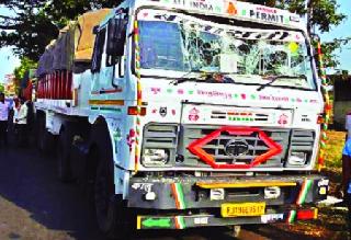 The truck was smashed with a glass truck | साखरेचे ट्रक अडवून काचा फोडल्या