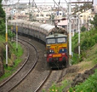 Railway crossing jivar betley | रेल्वे क्रॉसिंग जिवावर बेतले