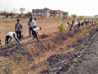 Production of 130 potholes from labor | श्रमदानातून १३० खड्ड्यांची निर्मिती Production of 130 potholes from labor | श्रमदानातून १३० खड्ड्यांची निर्मिती