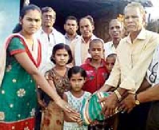 They 'ded the help of four orphan girls | त्या’ चार अनाथ मुलींच्या मदतीसाठी सरसावले हात