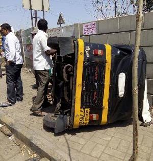 Accident on Tapovan road; She hurt | तपोवन रस्त्यावर अपघात; तीघे जखमी