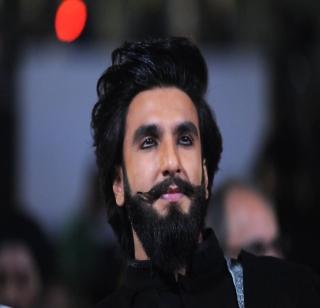 Ranveer hurt on set of Padmavati | पद्मावतीच्या सेटवर रणवीरला दुखापत