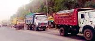 Sandy transportation from trucks at two hundred in half an hour | अर्धा तासात दोनशेच्यावर ट्रकमधून रेतीची वाहतूक