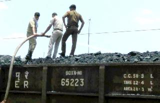 Coal wagon fire again at Pulgaon railway station | पुलगाव रेल्वे स्थानकावर कोळसा वॅगनला पुन्हा आग