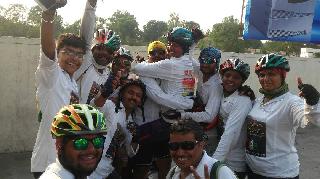 Cyclist's "Shanti Mantra Yatra" reached the Jumma! | सायकलस्वारांची "शांती संदेश यात्रा" पोहचली जम्मुत!