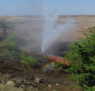 Tapti water channel again leakage against bhabal! | तापी जलवाहिनीला बाभळेजवळ पुन्हा गळती!