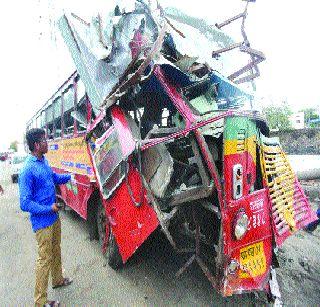 Vashi bus and car accidental accident | वाशीत बस व कारचा भीषण अपघात Vashi bus and car accidental accident | वाशीत बस व कारचा भीषण अपघात