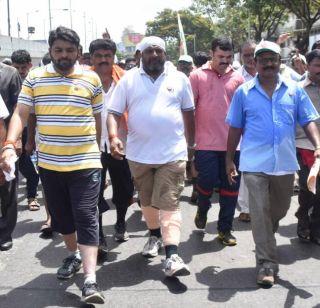 During the self-pilgrimage yatra, the son of Raju Shetty | आत्मक्लेश यात्रेदरम्यान राजू शेट्टींच्या मुलाला भोवळ