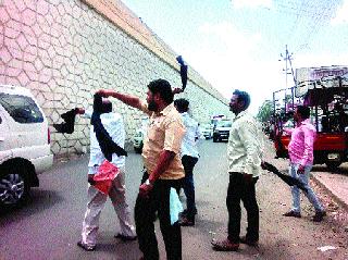 'Swabhimani' showed black flags to CM! | ‘स्वाभिमानी’ने मुख्यमंत्र्यांना दाखविले काळे झेंडे!