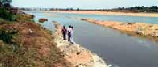 Water in water in Wainganga's dry area | वैनगंगेच्या कोरड्या पात्रात पाणीच पाणी