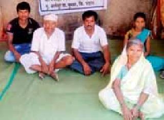 The protest against the Land Records office | भूमि अभिलेख कार्यालय विरोधात आमरण उपोषण