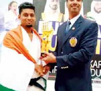 Savarkar holds two gold medals in the Karate Cup | कराटे स्पर्धेत बावणकरला दोन सुवर्ण पदके