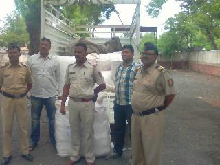 Gutkha of 4.70 lakh seized on Patur-Agakhed road | पातूर- आगीखेड मार्गावर ४.७० लाखांचा गुटखा जप्त Gutkha of 4.70 lakh seized on Patur-Agakhed road | पातूर- आगीखेड मार्गावर ४.७० लाखांचा गुटखा जप्त