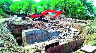 The construction of the bridge was demolished | देशवंडीतील पुलाचे बांधकाम पाडले